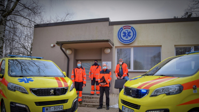 NMPD SMC ārsti un šoferi pie jaunajiem auto