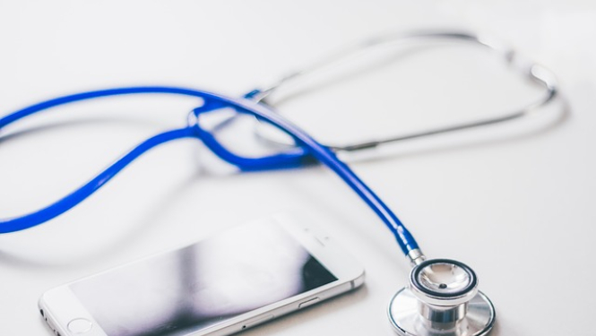 Stetoskops un telefons