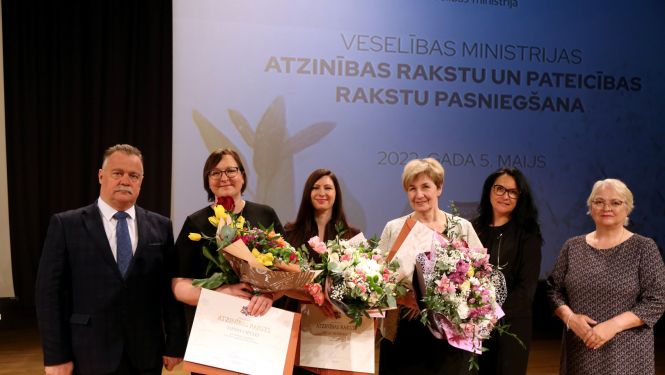 Veselības ministrijas Atzīnības raksta saņēmēji - NMPD direktore, KMC un SMC vadītājas kopā ar sveicējiem