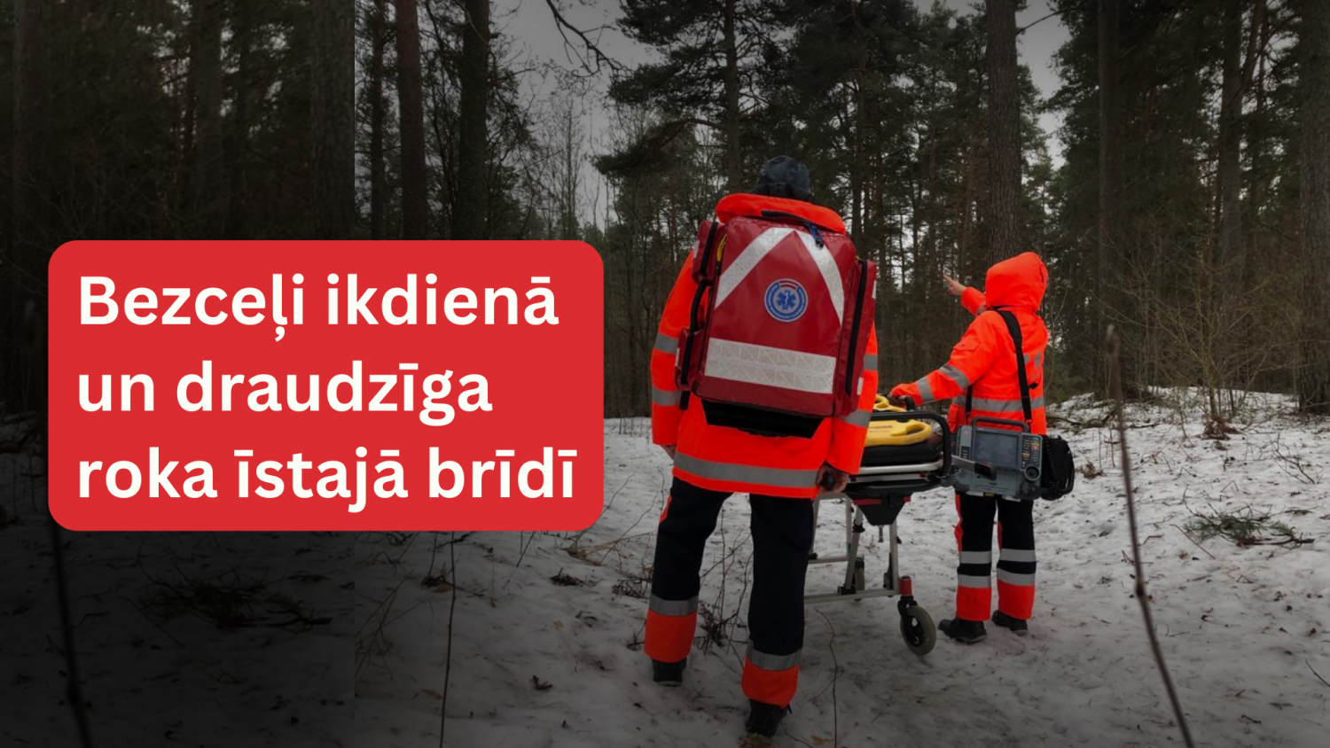 NMPD brigāde dodas mežā sniegt palīdzību cietušajam. Ārā redzama ziema.