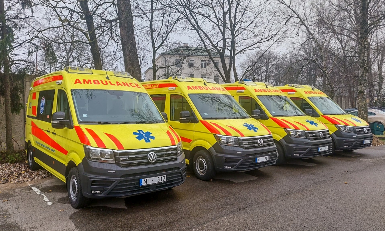 4 operatīvie medicīniskie auto stāv stāvvietās