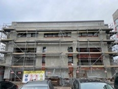 Brigāžu atbalsta centra "Purvciems" ēka ar sastatēm, tiek veikti ēkas remontdarbi