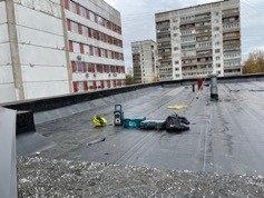 Brigāžu atbalsta centra "Purvciems" ēkas jumts, tiek veikti remontdarbi