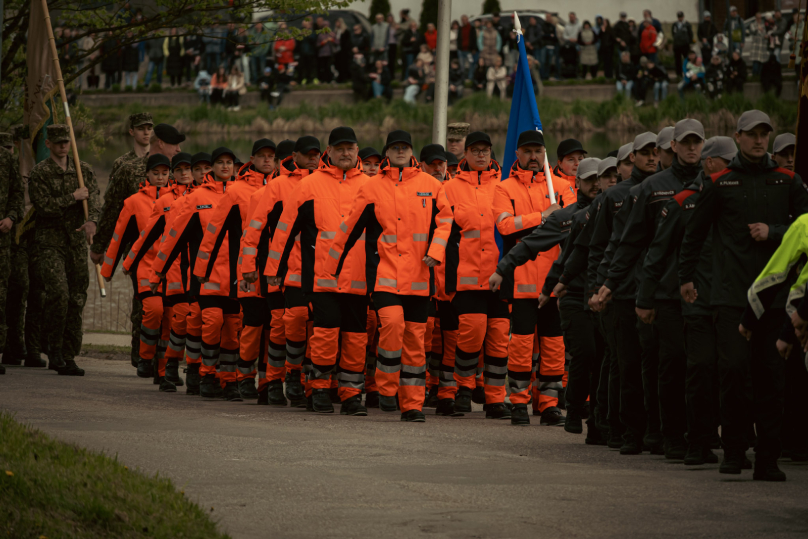 NMPD darbinieki oranžajās formās soļo ierindā