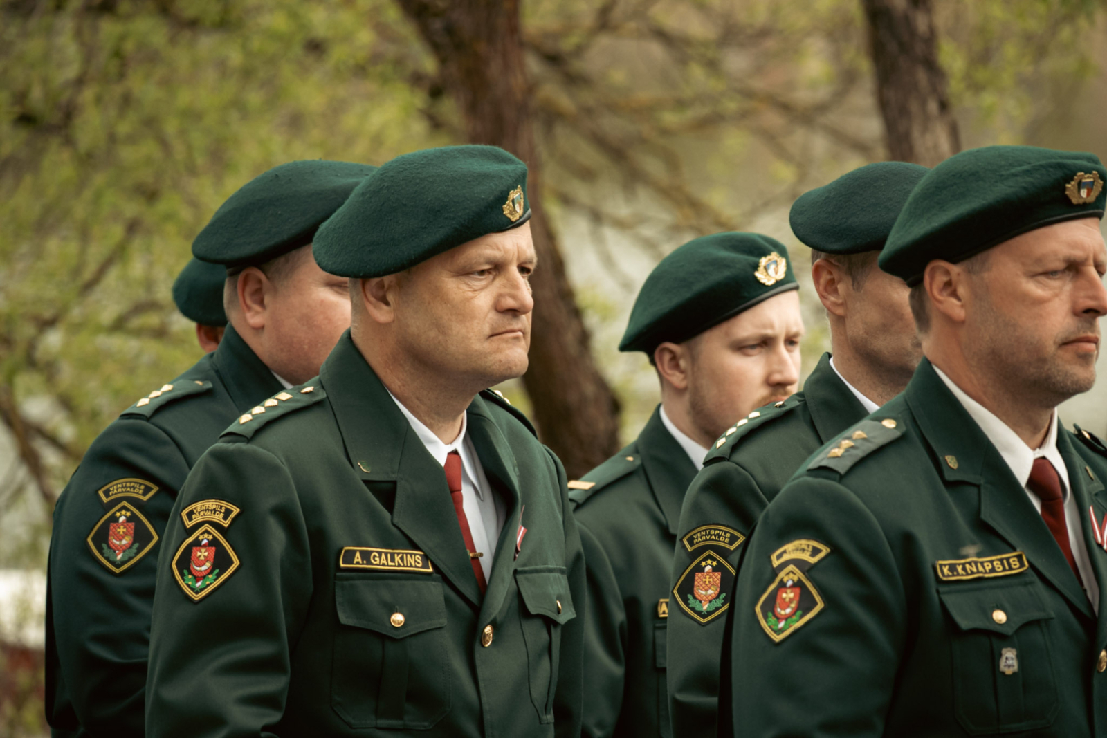 Robežsardzes darbinieki formās soļo ierindā