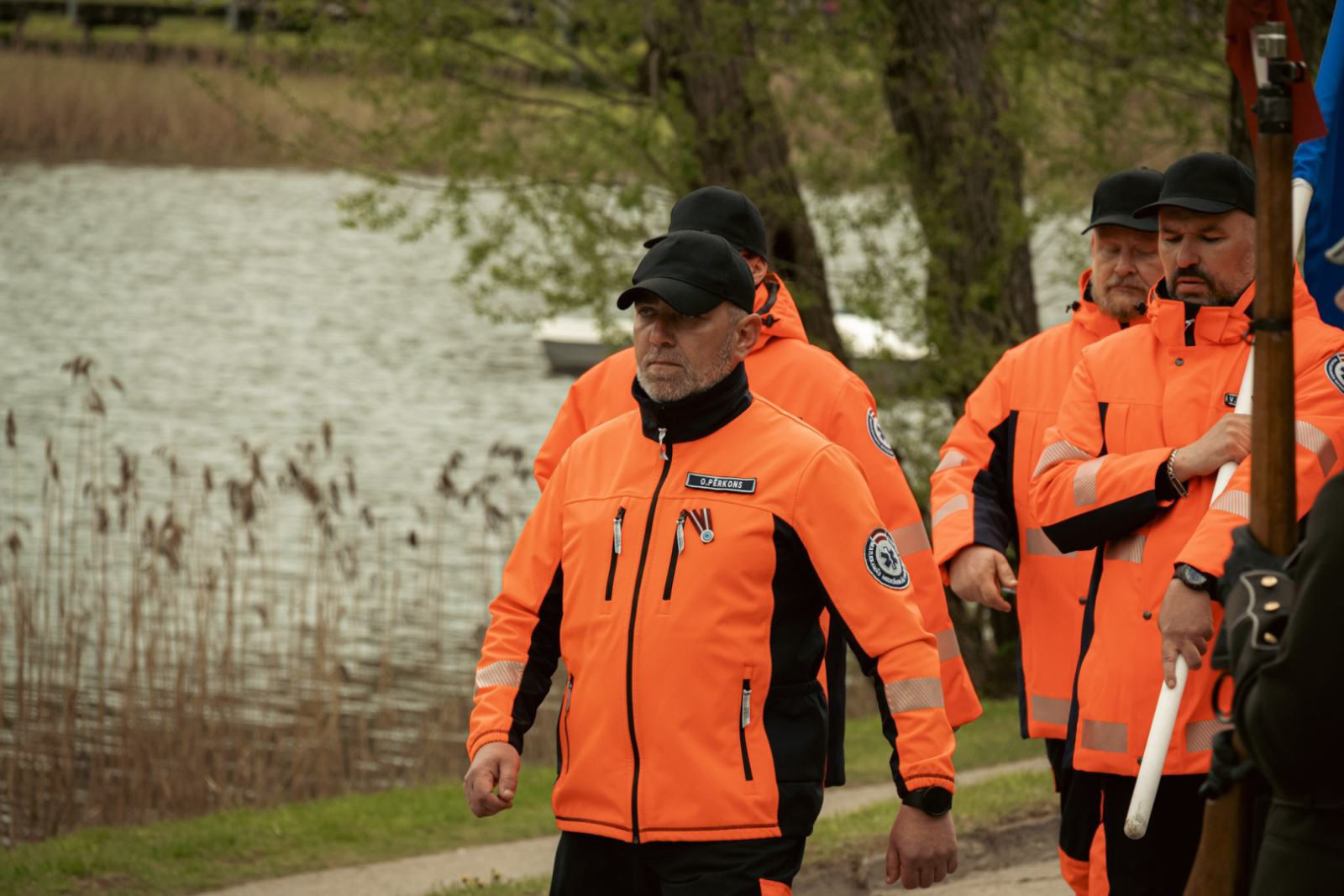 NMPD darbinieki oranžajās formās soļo ierindā
