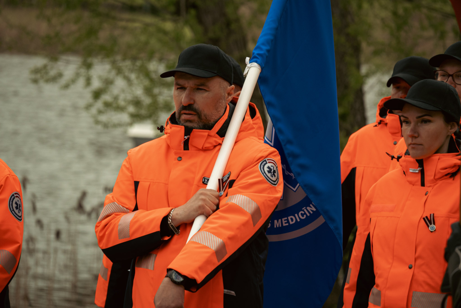 NMPD darbinieki oranžajās formās soļo ierindā