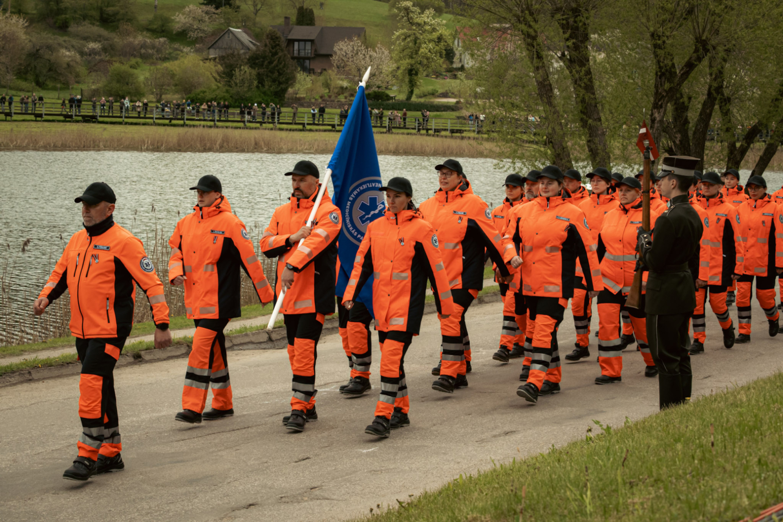 NMPD darbinieki oranžajās formās soļo ierindā