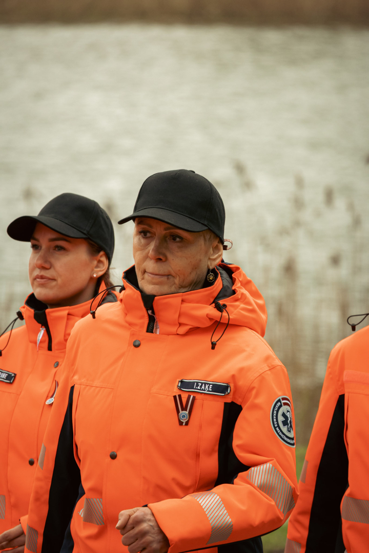 NMPD darbinieki oranžajās formās soļo ierindā