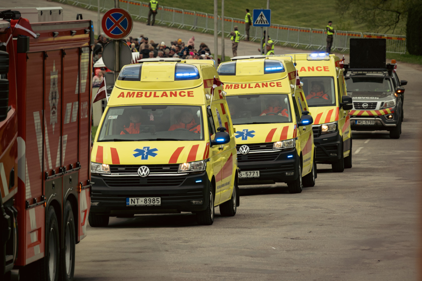 NMPD operatīvie auto brauc pa ielu