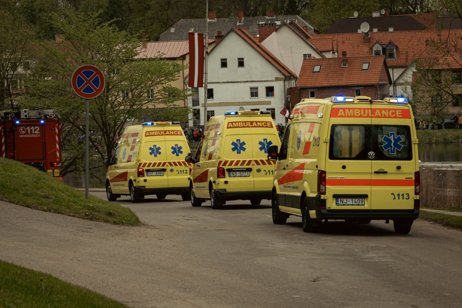 NMPD operatīvie auto brauc pa ielu
