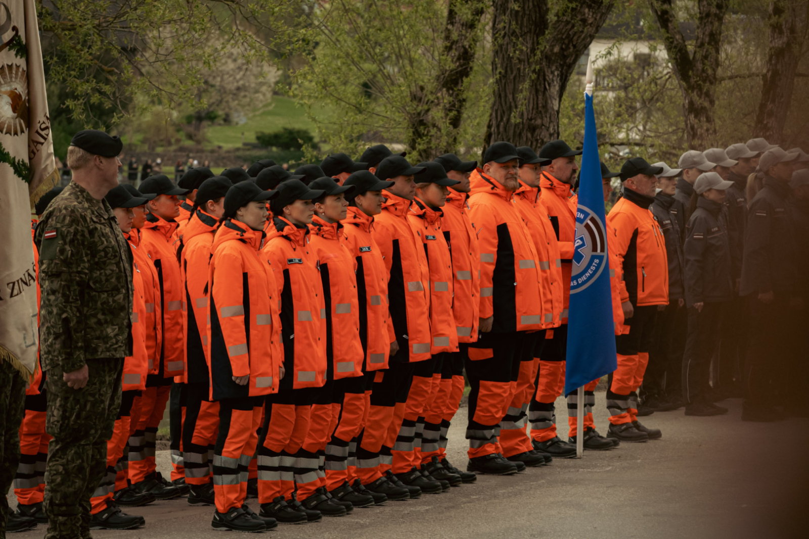 NMPD darbinieki oranžajās formās kopā stāv ierindā