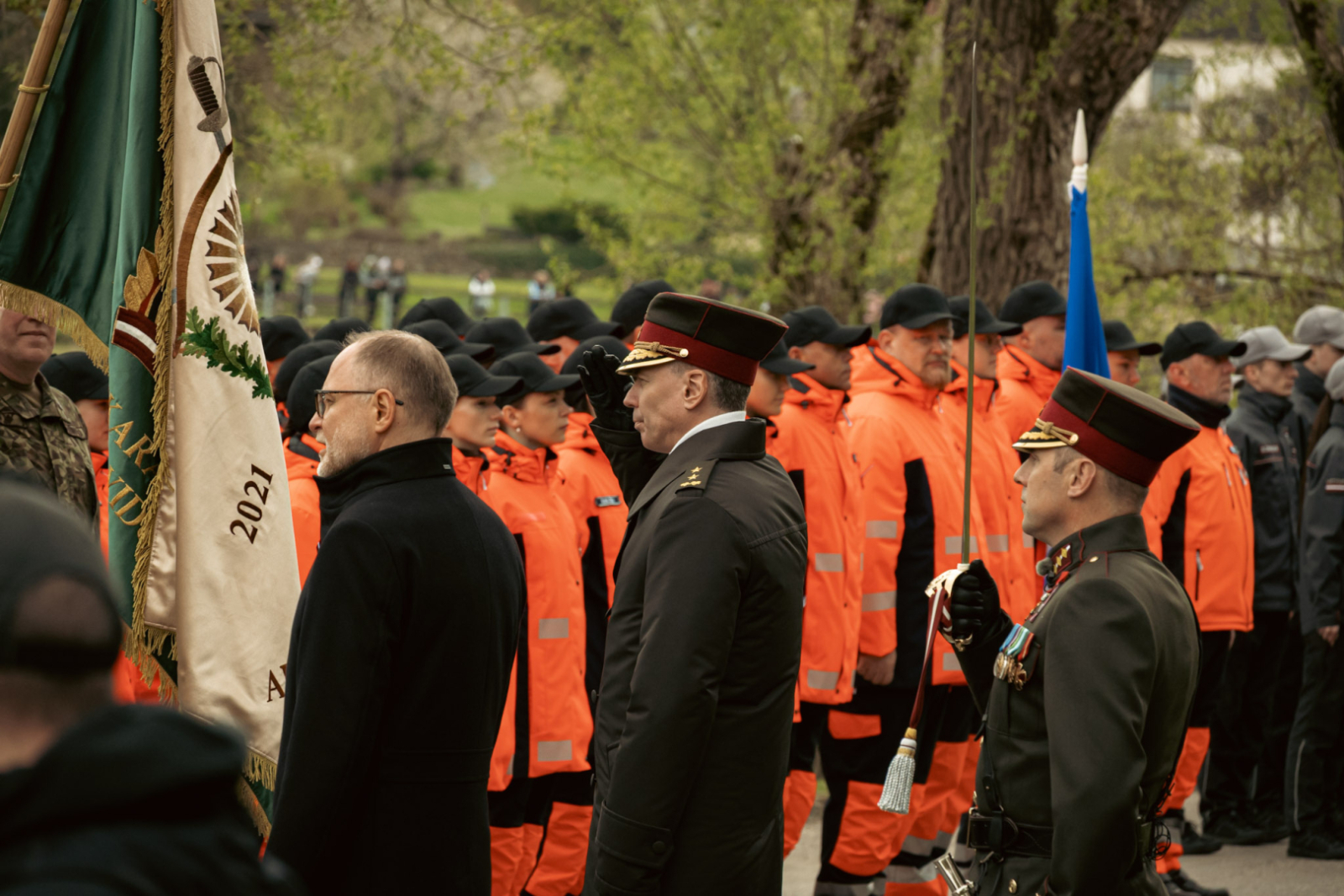 NMPD darbinieki oranžajās formās kopā stāv ierindā