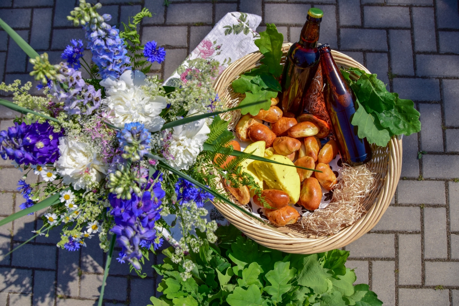 Svētku galds - ziedi, siers, pīrādziņi groziņā