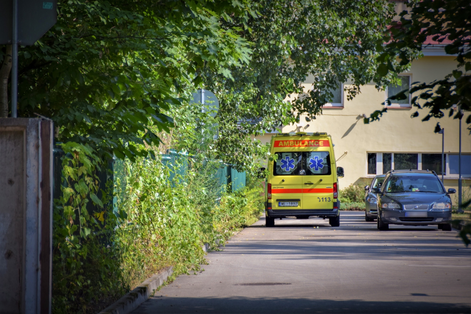 operatīvais medicīniskais auto aizbrauc