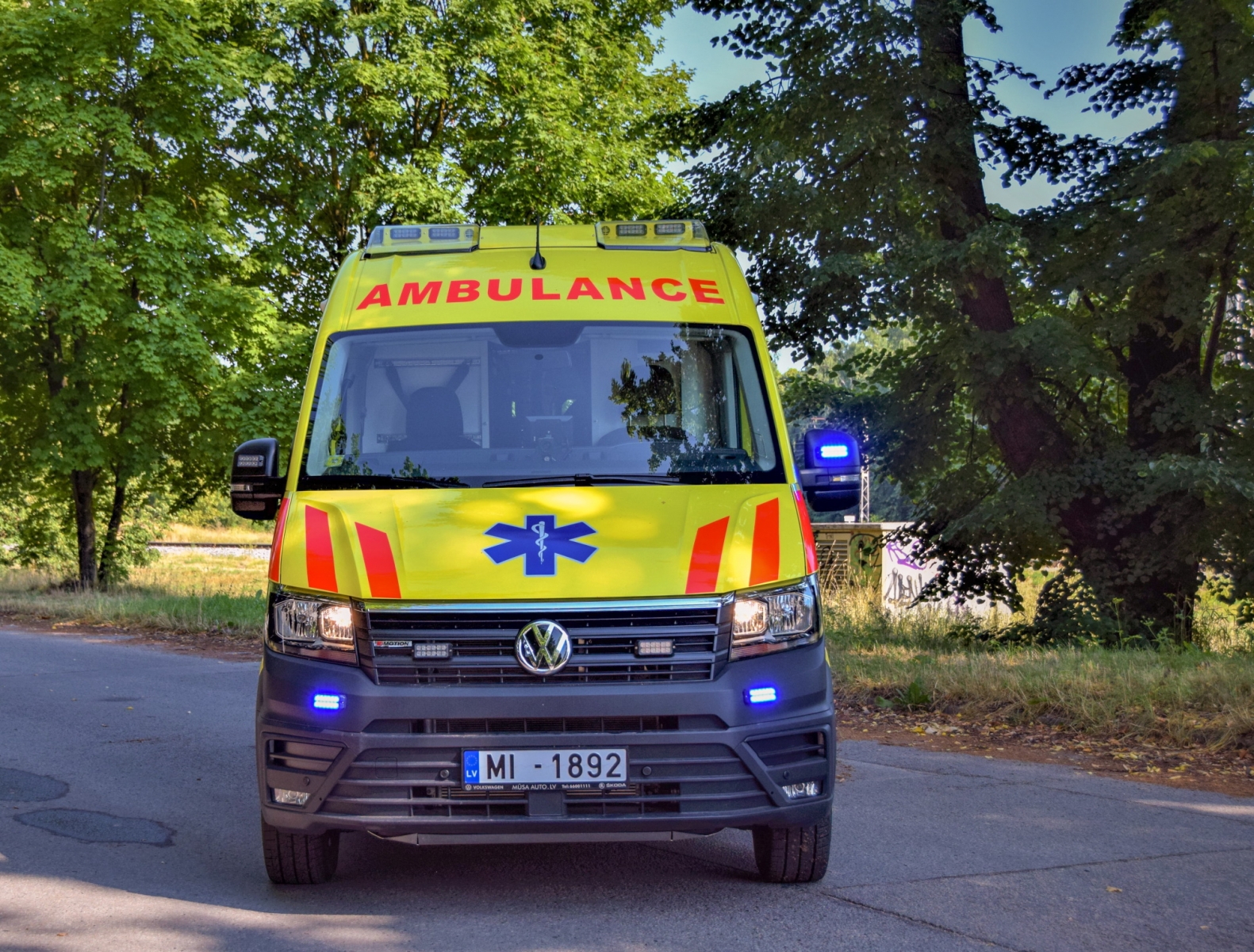 operatīvais medicīniskais auto  uz ielas