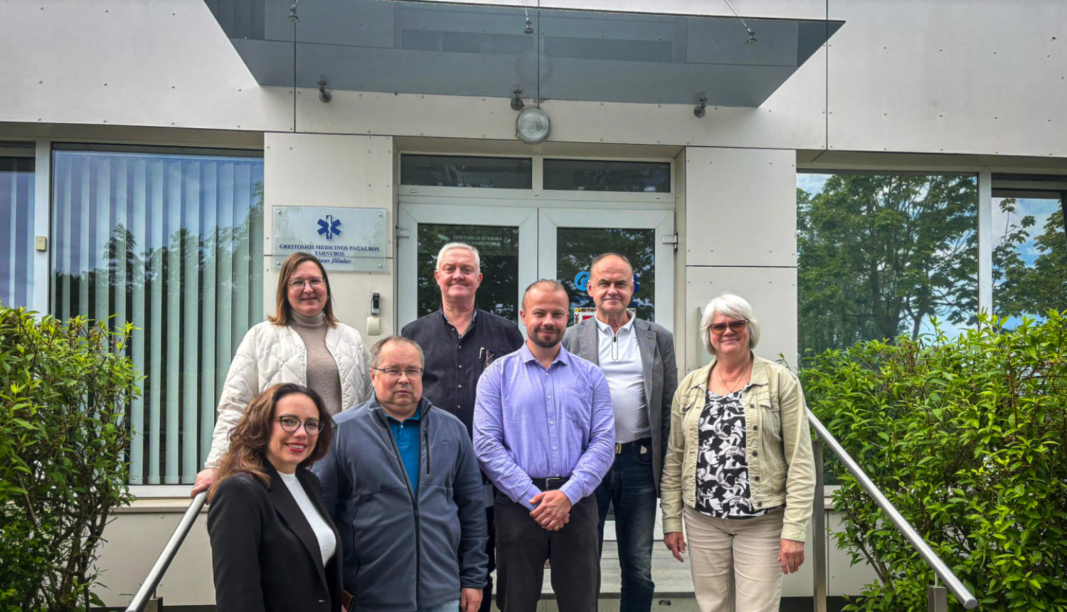 NMPD un Lietuvas NMPD pārstāvji stāv pie dienesta ēkas durvīm