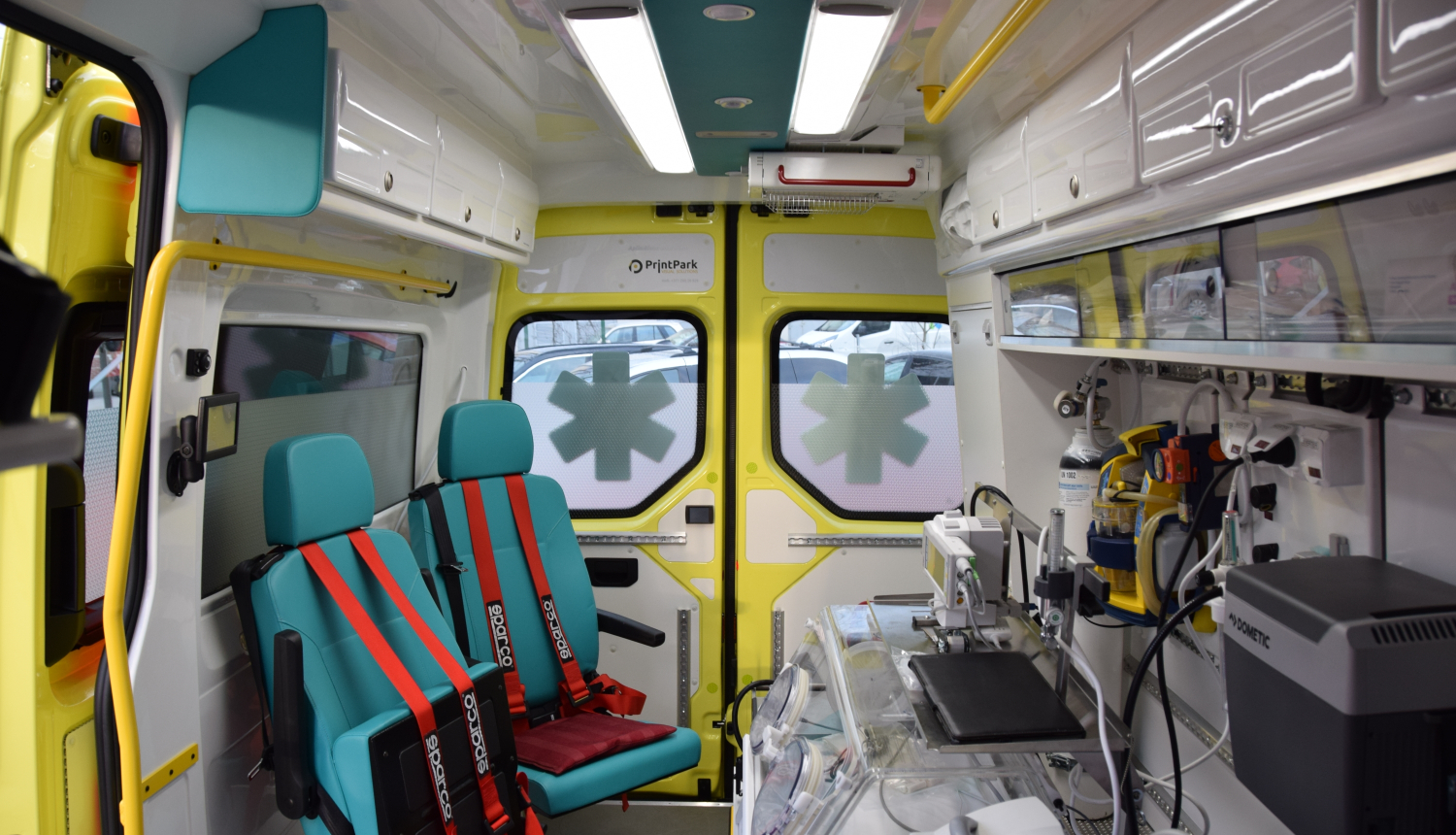 Iekšskats neonatologu brigādes auto