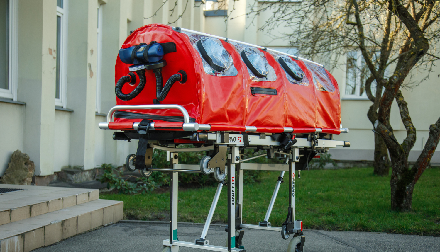 īpašs aprīkojums smagi slimu Covid -19 pacientu transportēšanai