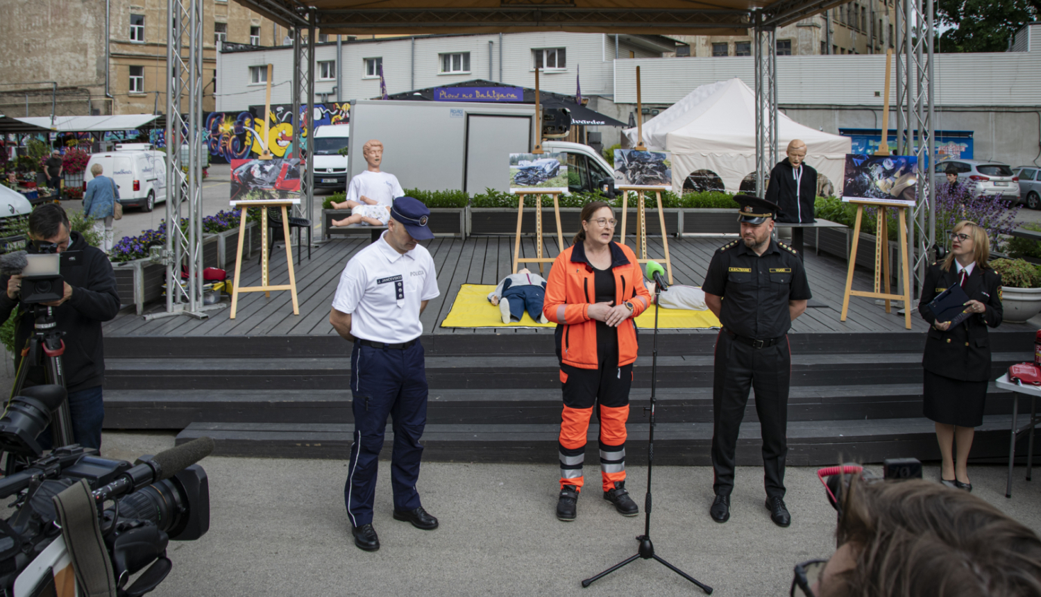 operatīvo dienestu vadītāji stāv un apkārt ir mediju pārstāvji ar kamerām un mikrofoniem