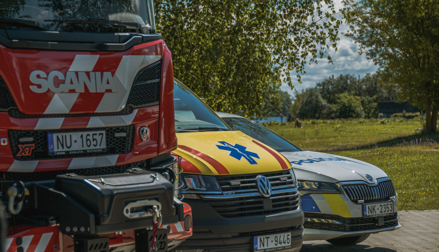 Ugunsdzēsēju, NMPD un Valsts policijas auto nostājušies blakus, redzama auto priekšējā daļa