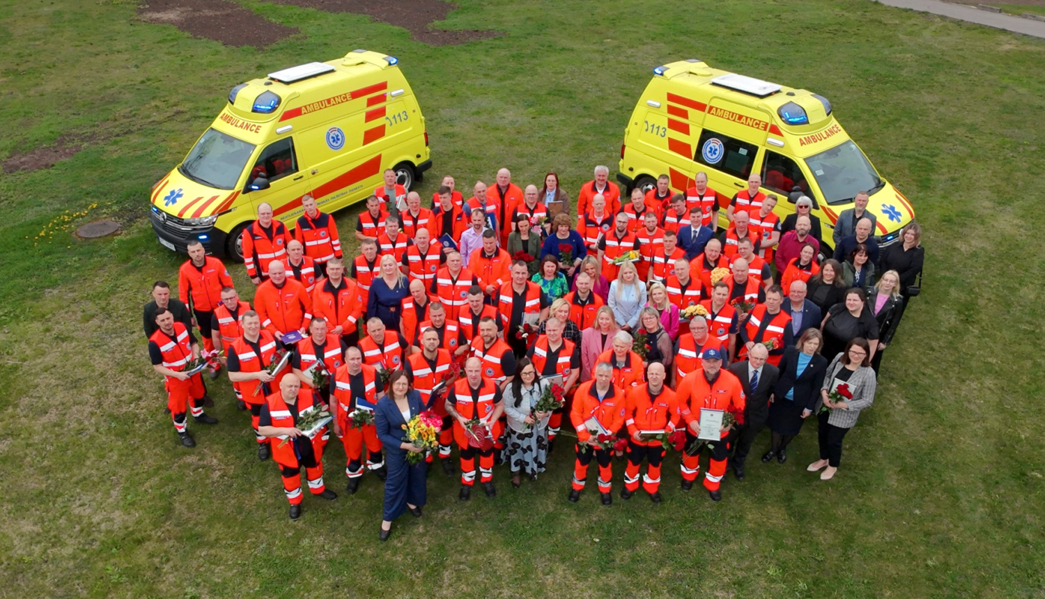 NMPD darbinieki formās stāv pie 2 operatīvajiem auto