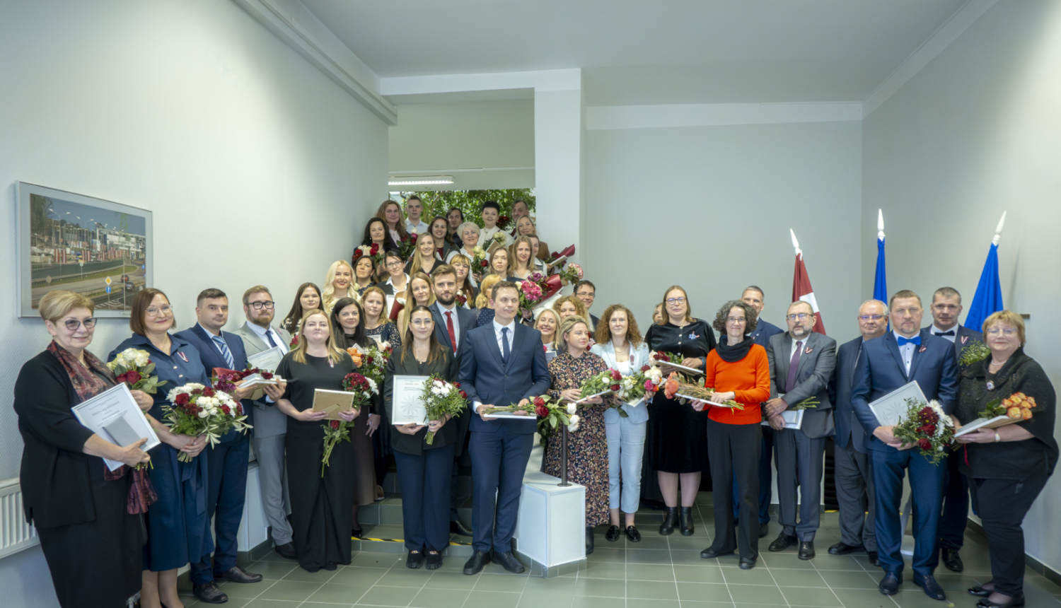 NMPD darbinieki un sadarbības partneri kopbildē pēc apbalvojumu saņemšanas