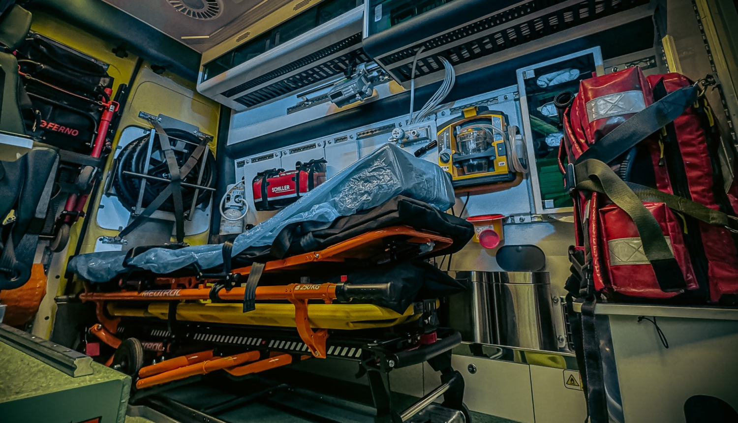 Operatīvā auto iekšpuse, kur redzamas nestuves un citi aprīkojumi palīdzības sniegšanai