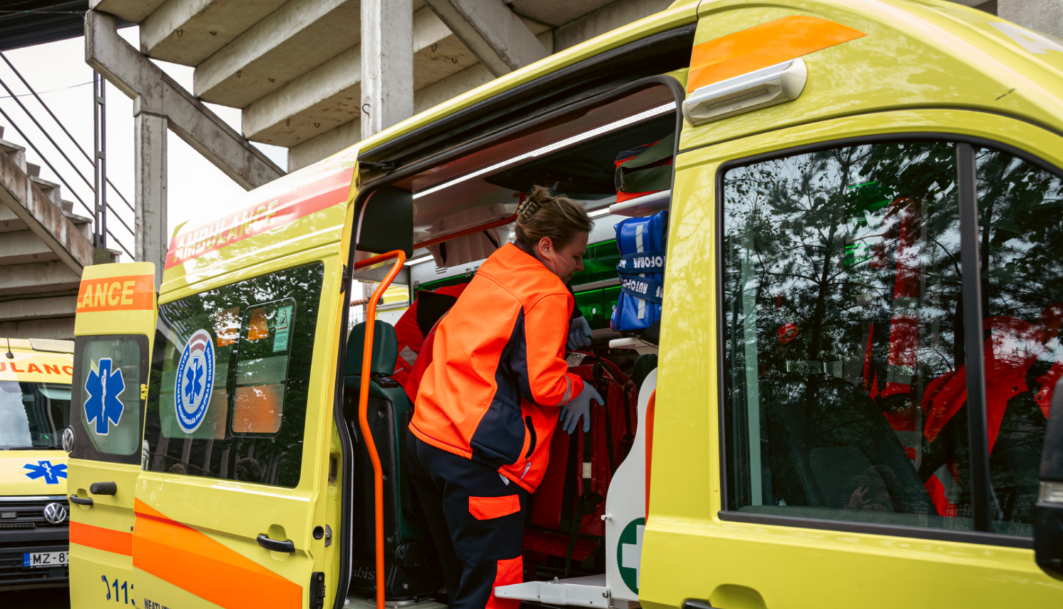 NMPD mediķe strādā operatīvajā auto, sānu durvis atvērtas