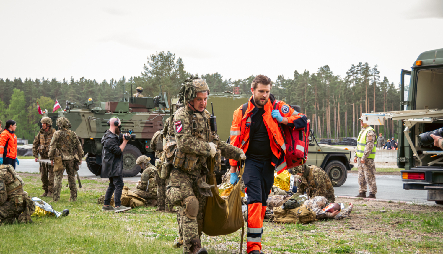 NMPD mācībās Panaceja 2025 kopā ar militārajiem mediķiem nes cietušo uz operatīvo auto