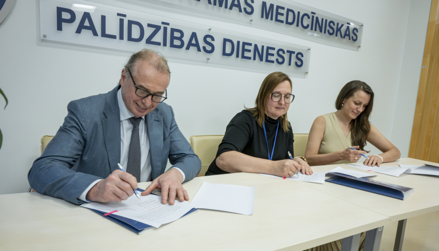 Andrejs Ērglis, Liene Cipule, Iveta Bajāre paraksta sadarbības memorandu