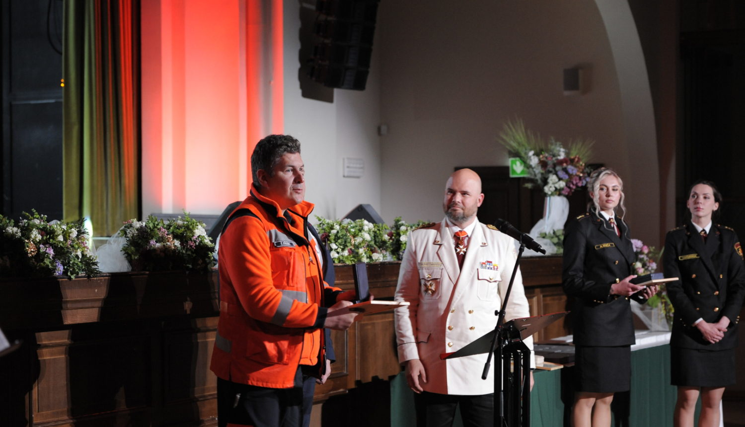 Ē.Uškāns saņem VUGD apbalvojumu 