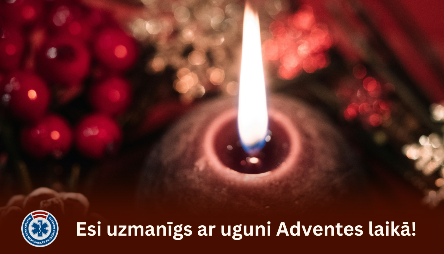 Adventes vainagam pa vidu iedegta svecīte