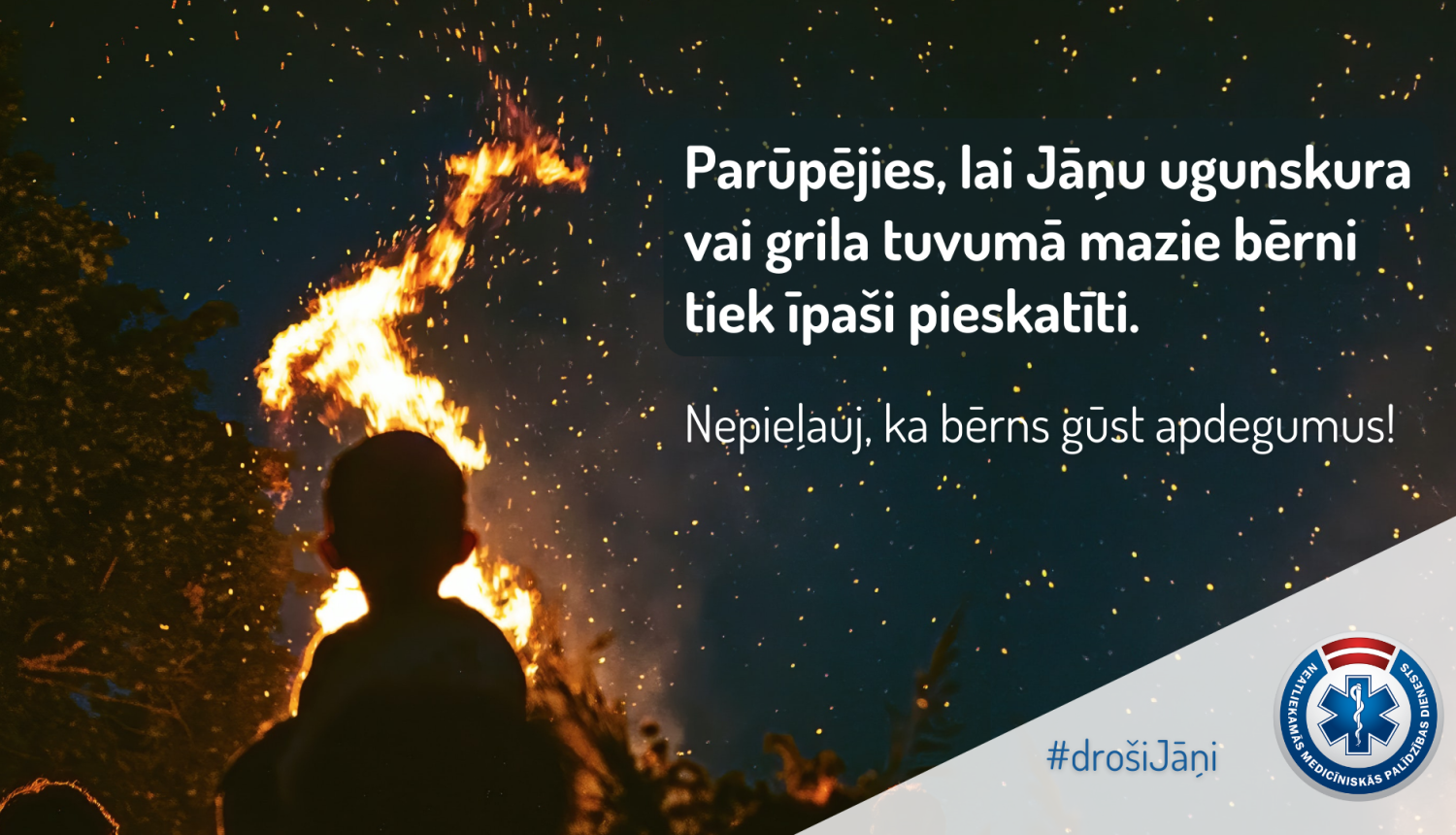 bērns vēro ugunskura liesmu tumšā naktī