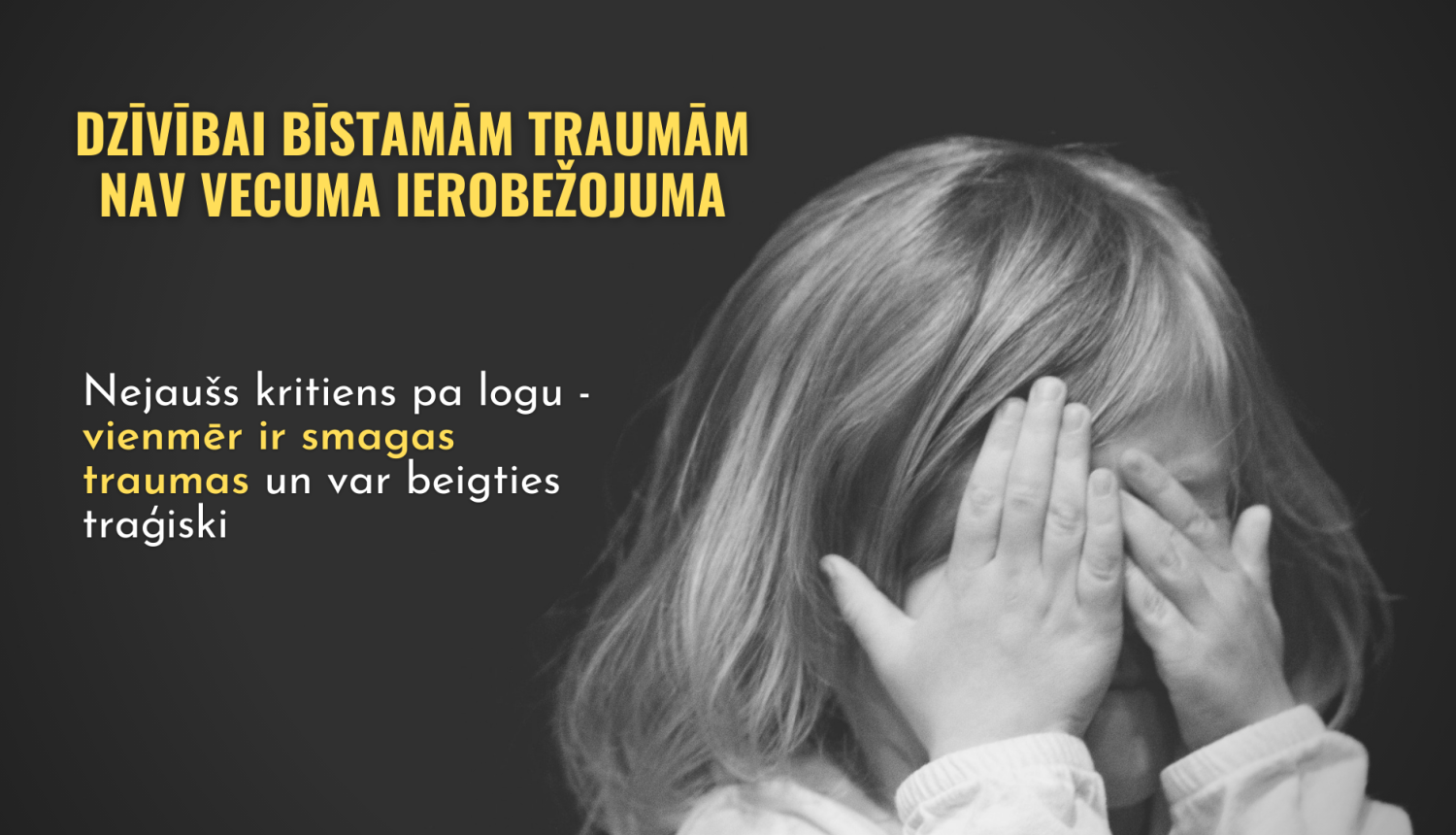 bērns ar rokām aizklāj seju