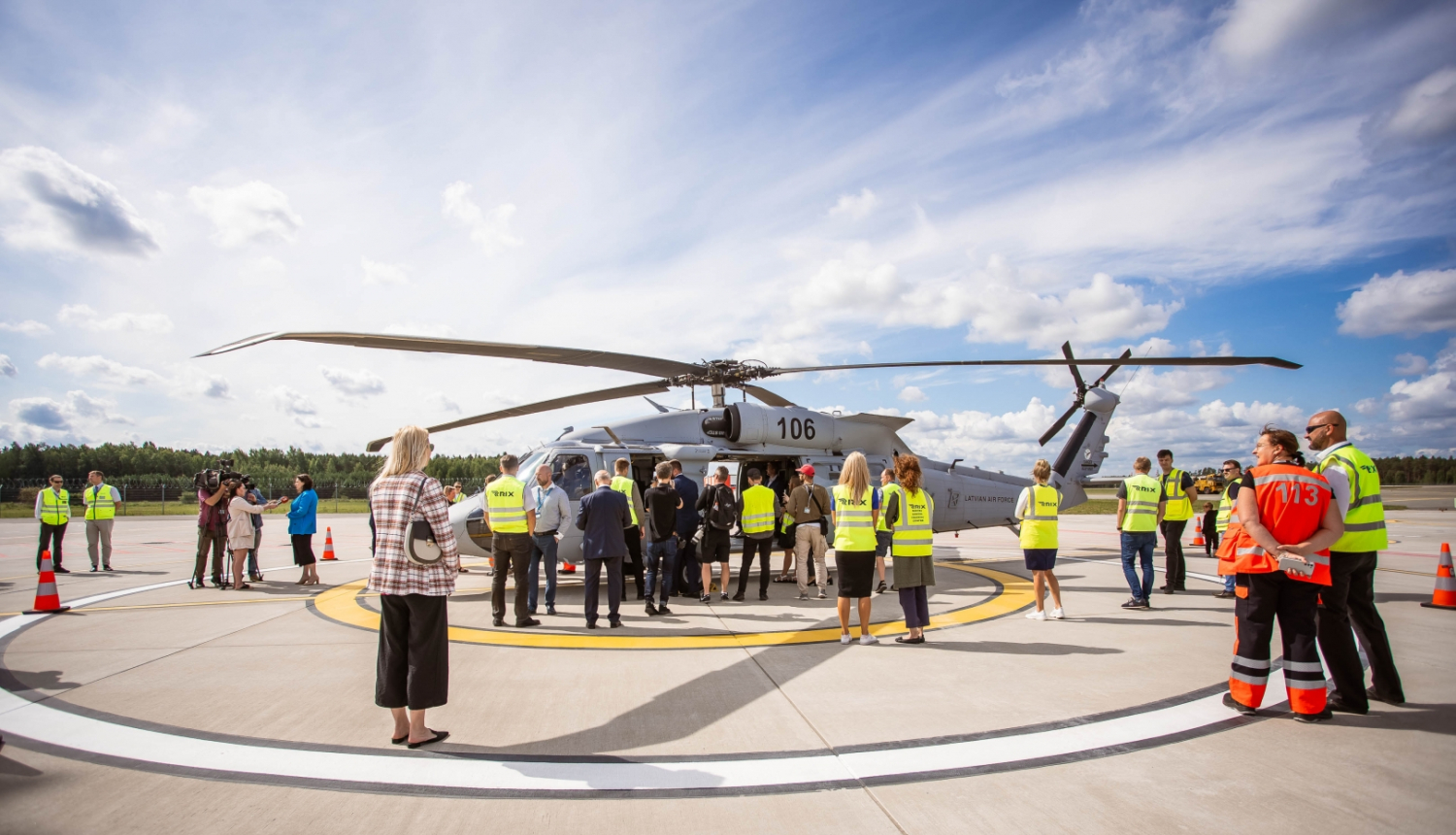 Heliporta atklāšana - helikopters un cilvēki tam apkārt