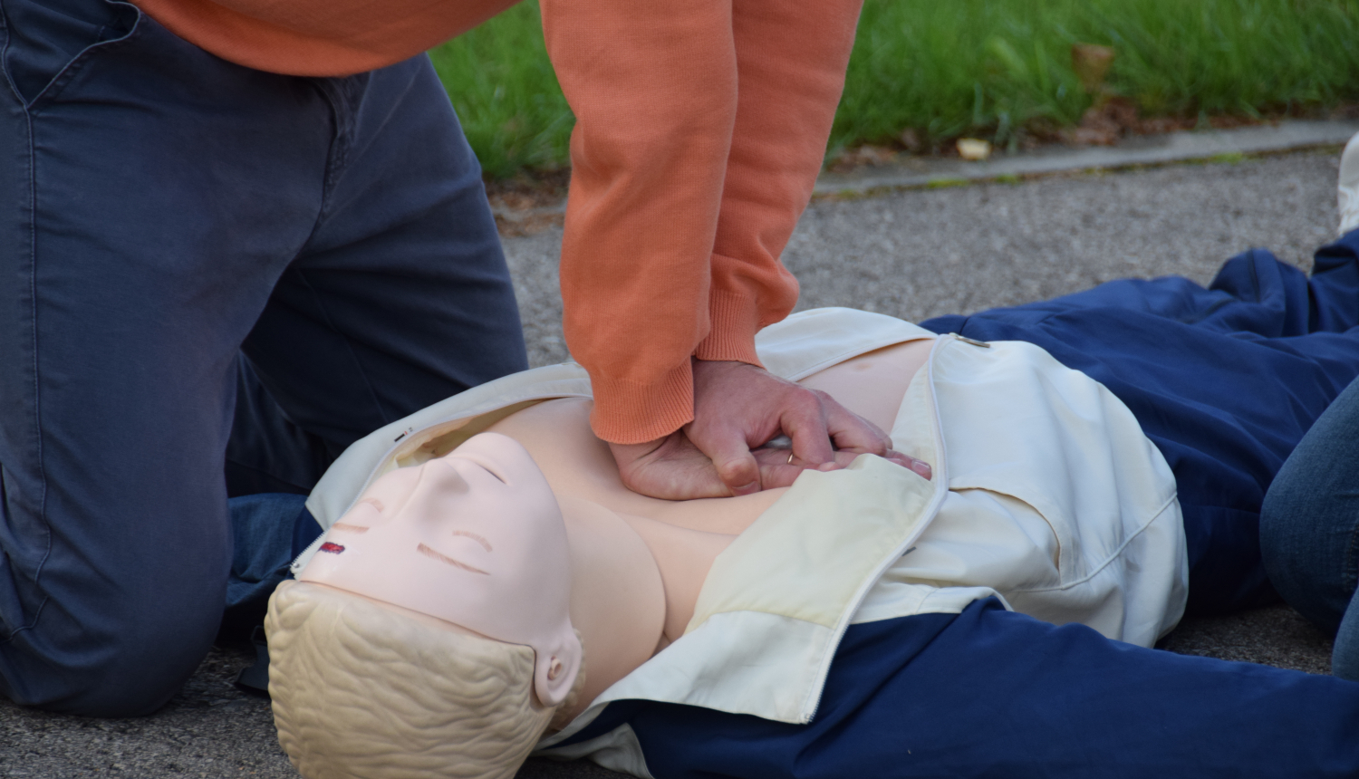 Pirmās palīdzības sniegšana uz manekena