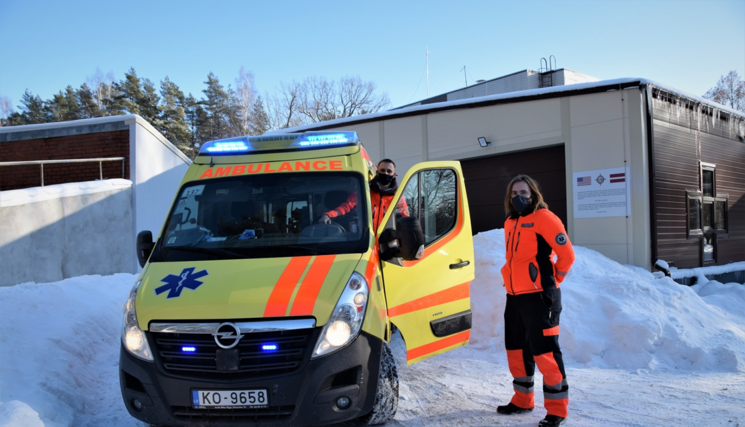 NMPD mediķu brigāde pie jaunās ēkas