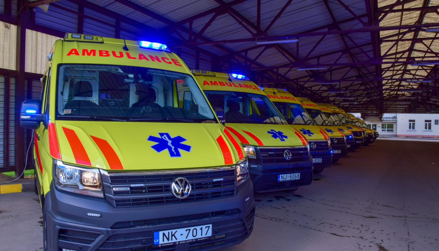 Jaunie NMPD operatīvie auto ar ieslēgtām bākugunīm