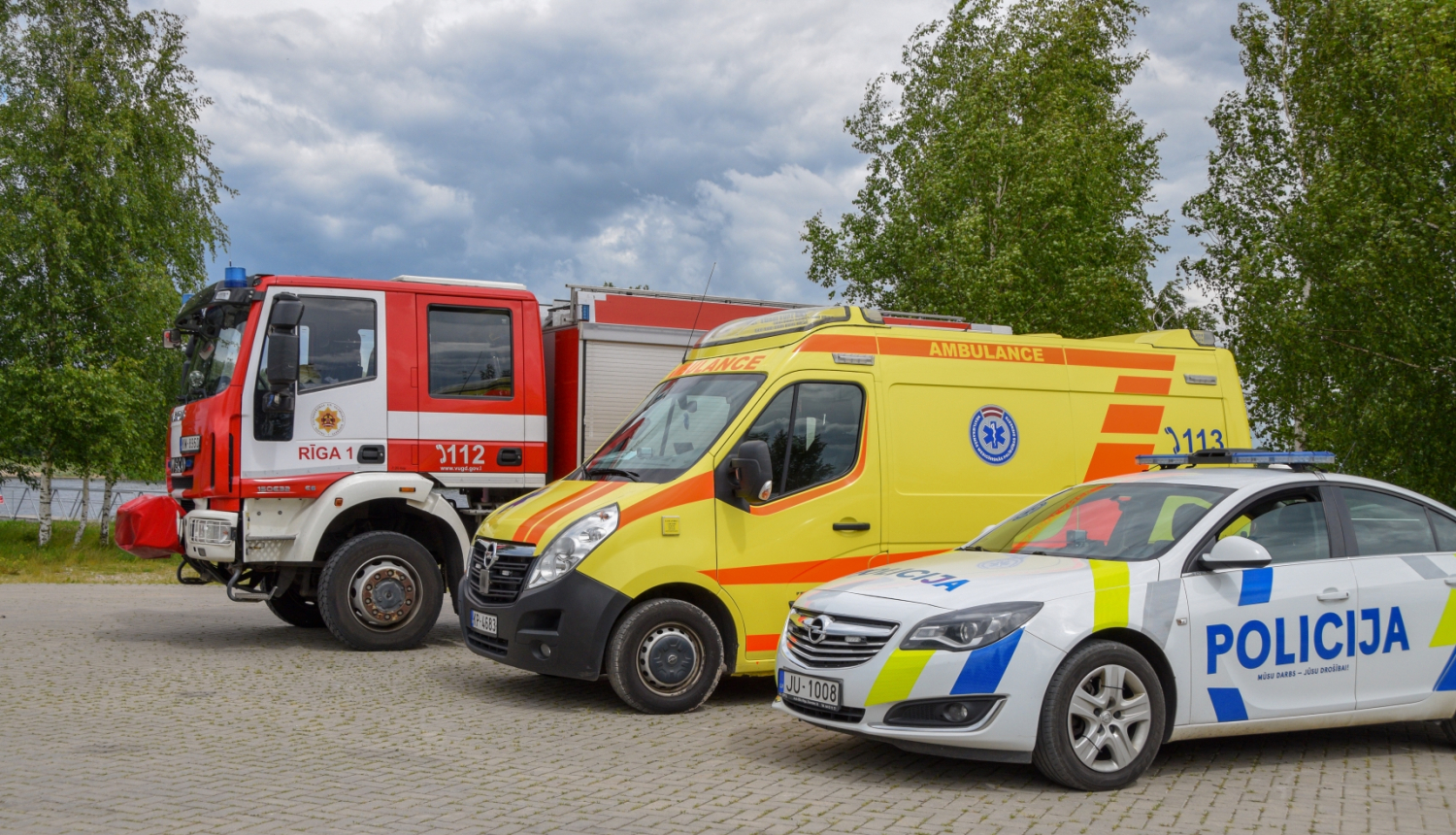 visu trīs operatīvo dienestu auto