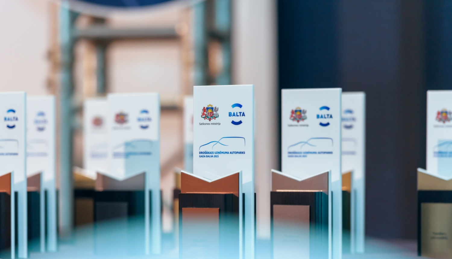 Drošākā autoparka apbalvojumi salikti viens aiz otra