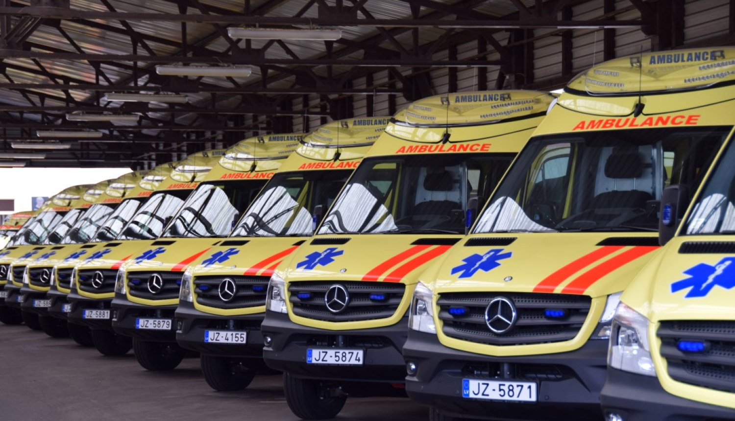 Operatvīe transportlīdzekļi stāv rindā