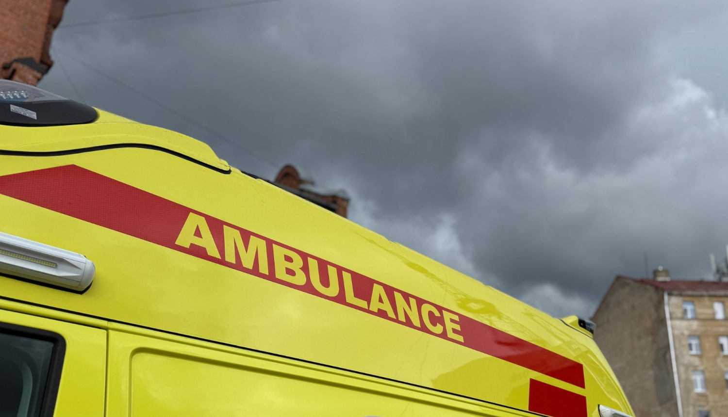 NMPD operatīvais auto, fonā redzami tumši mākoņi