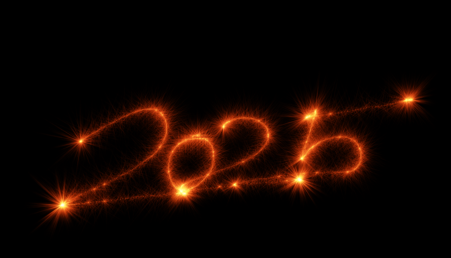 2025. gada uzraksts tumsā, kas veidots ar gaismiņām