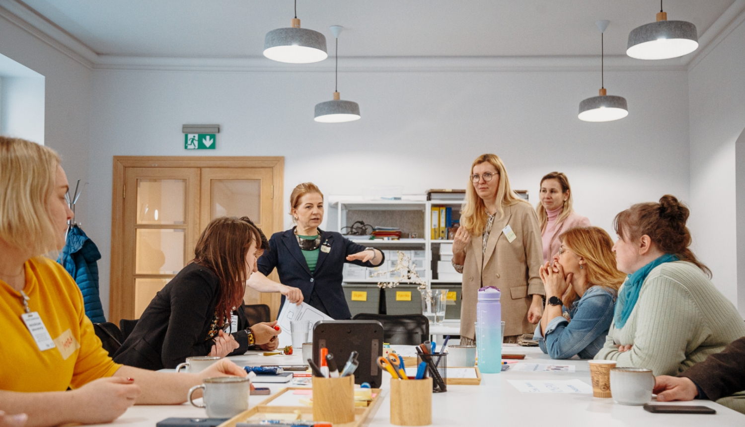 Cilvēki diskutē ap galdu