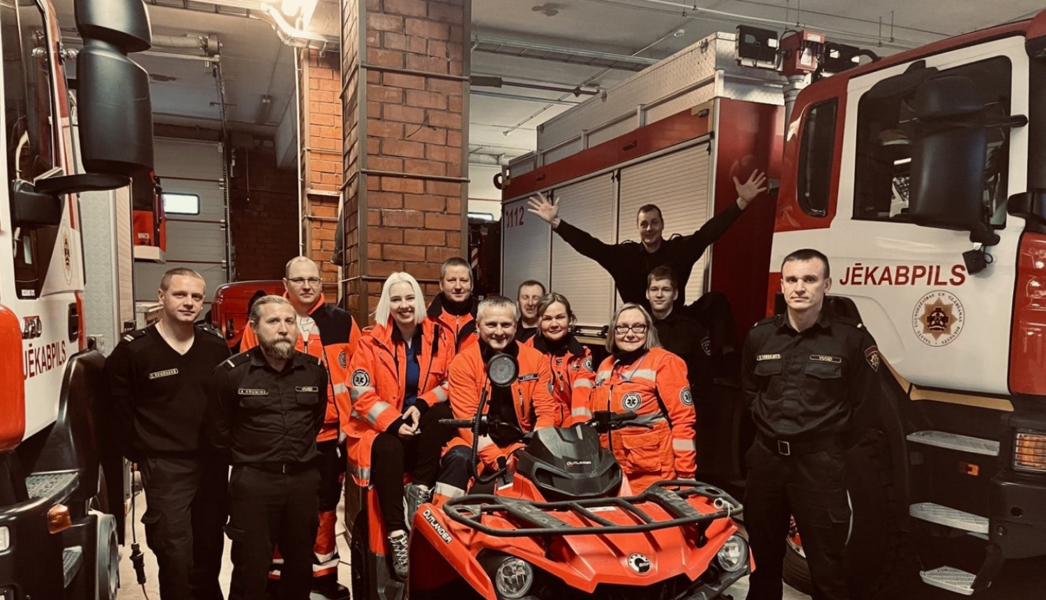 NMPD Jēkabpils mediķi ar praktikantiem un VUGD kolēģiem atrodas VUGD depo starp operatīvajiem auto