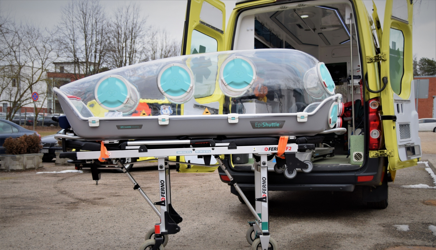 Jaunā "kapsula" uz nestuvēm pie operatīvā auto