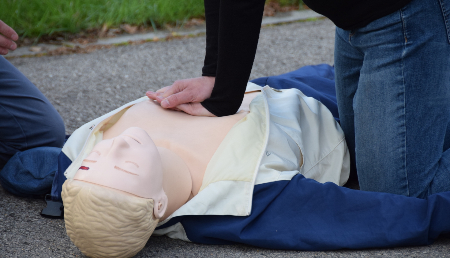 Tiek veikta sirds netiešā masāža uz manekena