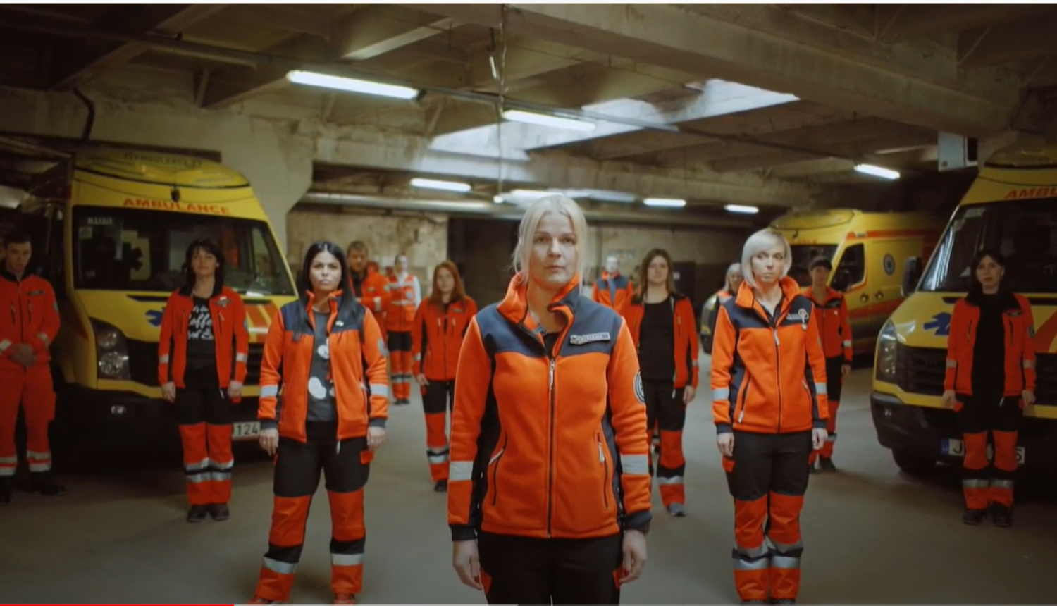 NMPD mediķi stāv pie operatīvajiem auto