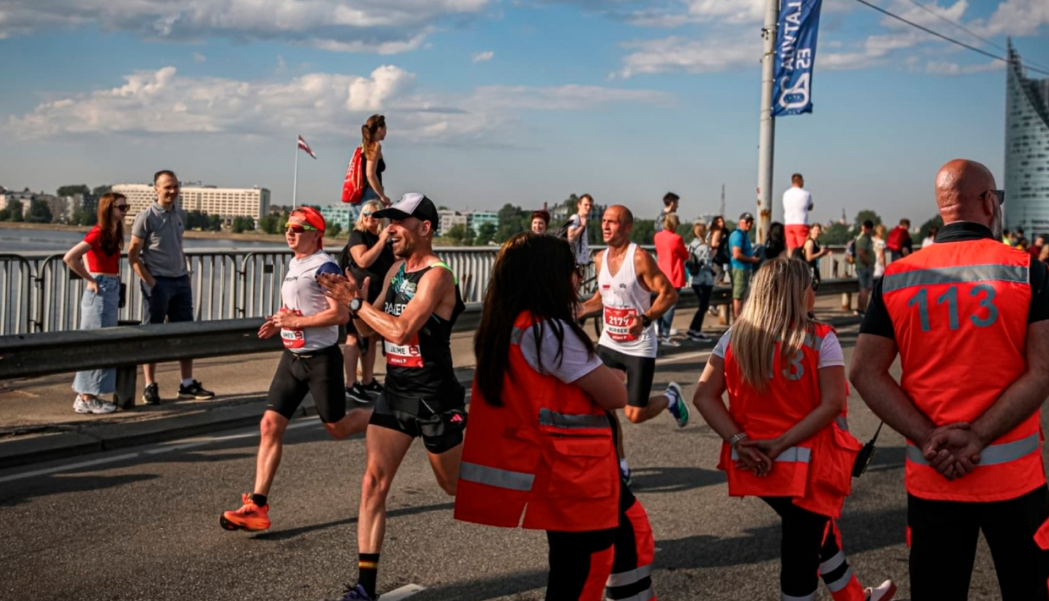 Skrējēji piedalās Rimi Rīgas maratonā, NMPD mediķi novēro situāciju.